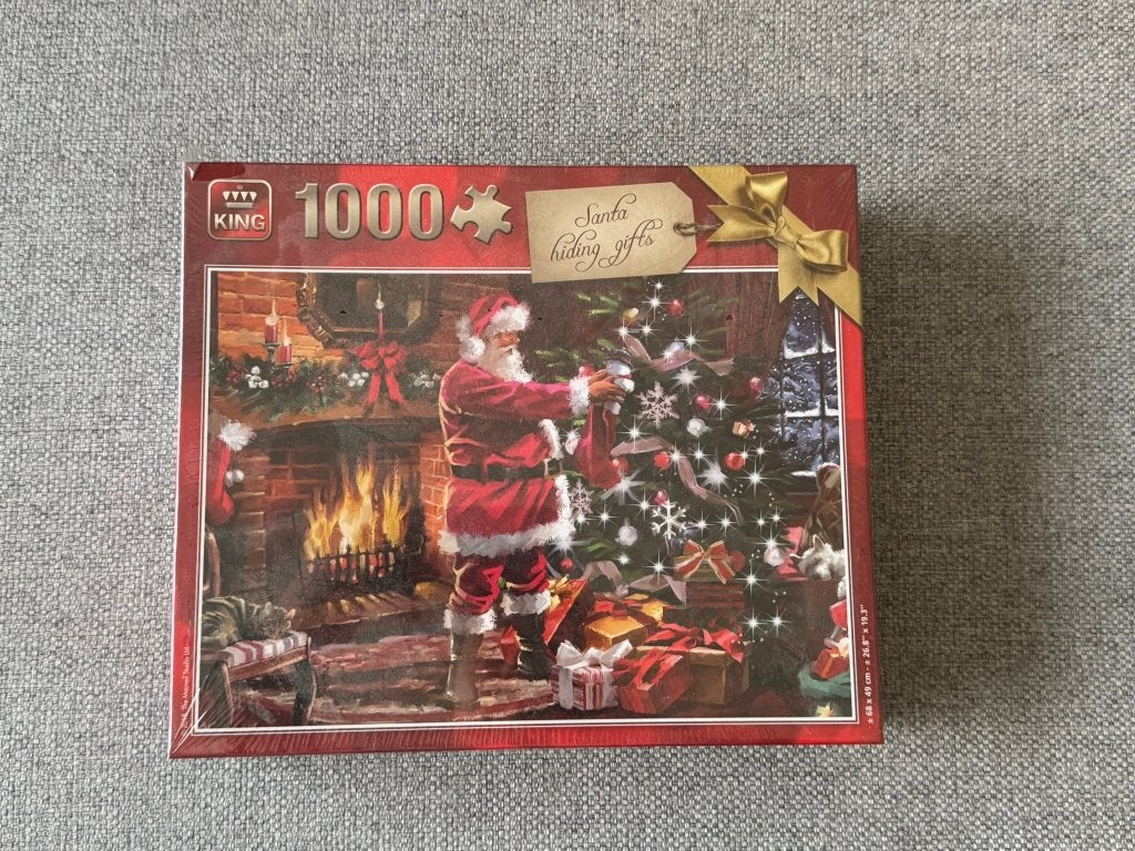 171. Puzzel King - Kerst-Santa hiding gifts 1000 stuks NIEUW, Enlèvement ou Envoi, 500 à 1500 pièces, Neuf, Puzzle
