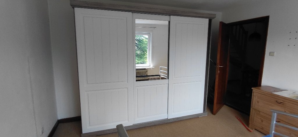 Belle armoire pratique avec portes coulissantes et miroir, Maison & Meubles, 200 cm ou plus, Comme neuf, Enlèvement, 200 cm ou plus