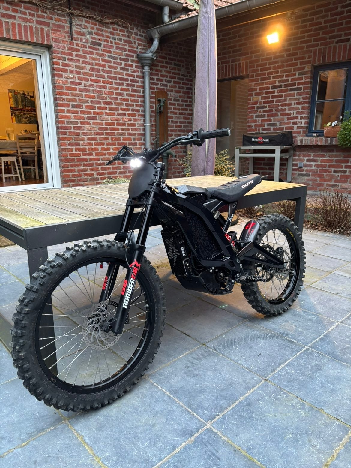 Surron lightbee full ebmx 72volt, Fietsen en Brommers, Ophalen, Zo goed als nieuw
