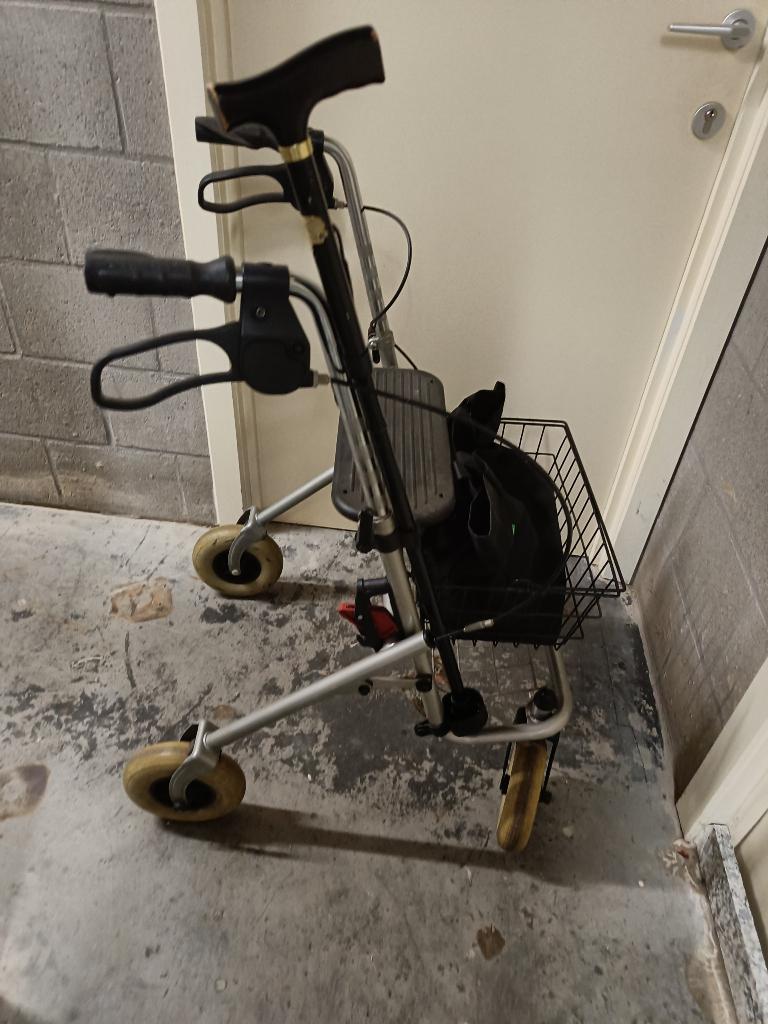 rollator met accessoires, Ophalen, Opvouwbaar, Gebruikt