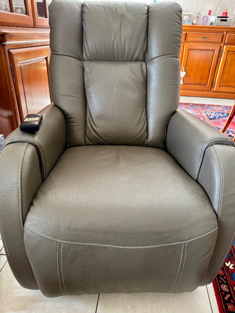 FAUTEUIL RELAX ELECTRIQUE releveur - repose pied, Maison & Meubles, 75 à 100 cm, Enlèvement, Utilisé, Cuir