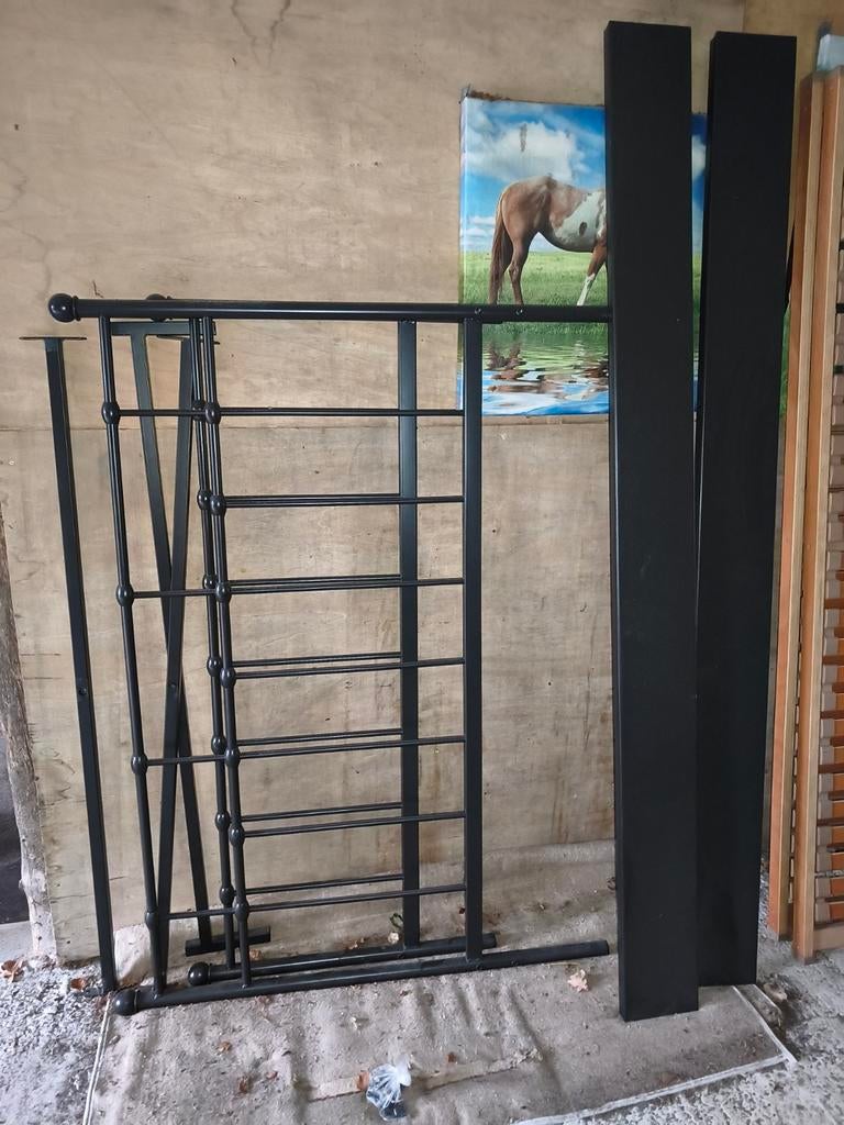 Net 2 persoonsbed, plus 4 nachtkastjes en 2 lampjes, Huis en Inrichting, Slaapkamer | Bedden, Ophalen
