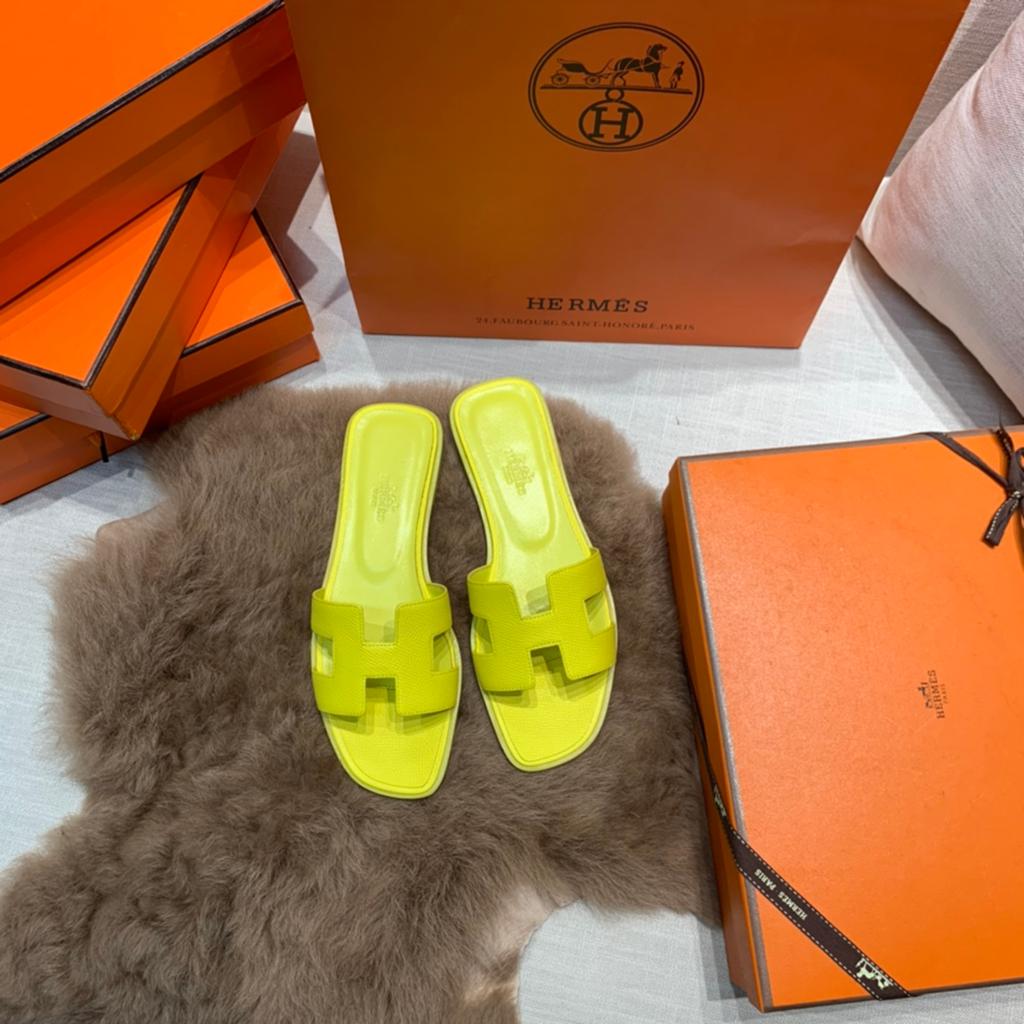 Hermès Oran, Kleding | Dames, Schoenen, Slippers, Geel, Nieuw, Ophalen of Verzenden