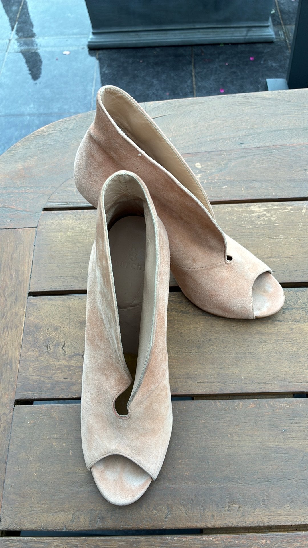 Roze uitgesneden suede pumps van March 23, Kleding | Dames, Ophalen of Verzenden, Zo goed als nieuw, Roze, Pumps