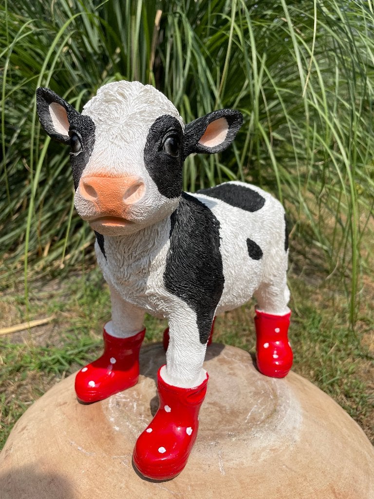 Kalf koe Rood regenlaarsjes tuin boerderij 30cm, Tuin en Terras, Ophalen of Verzenden, Nieuw, Kunststof, Dierenbeeld
