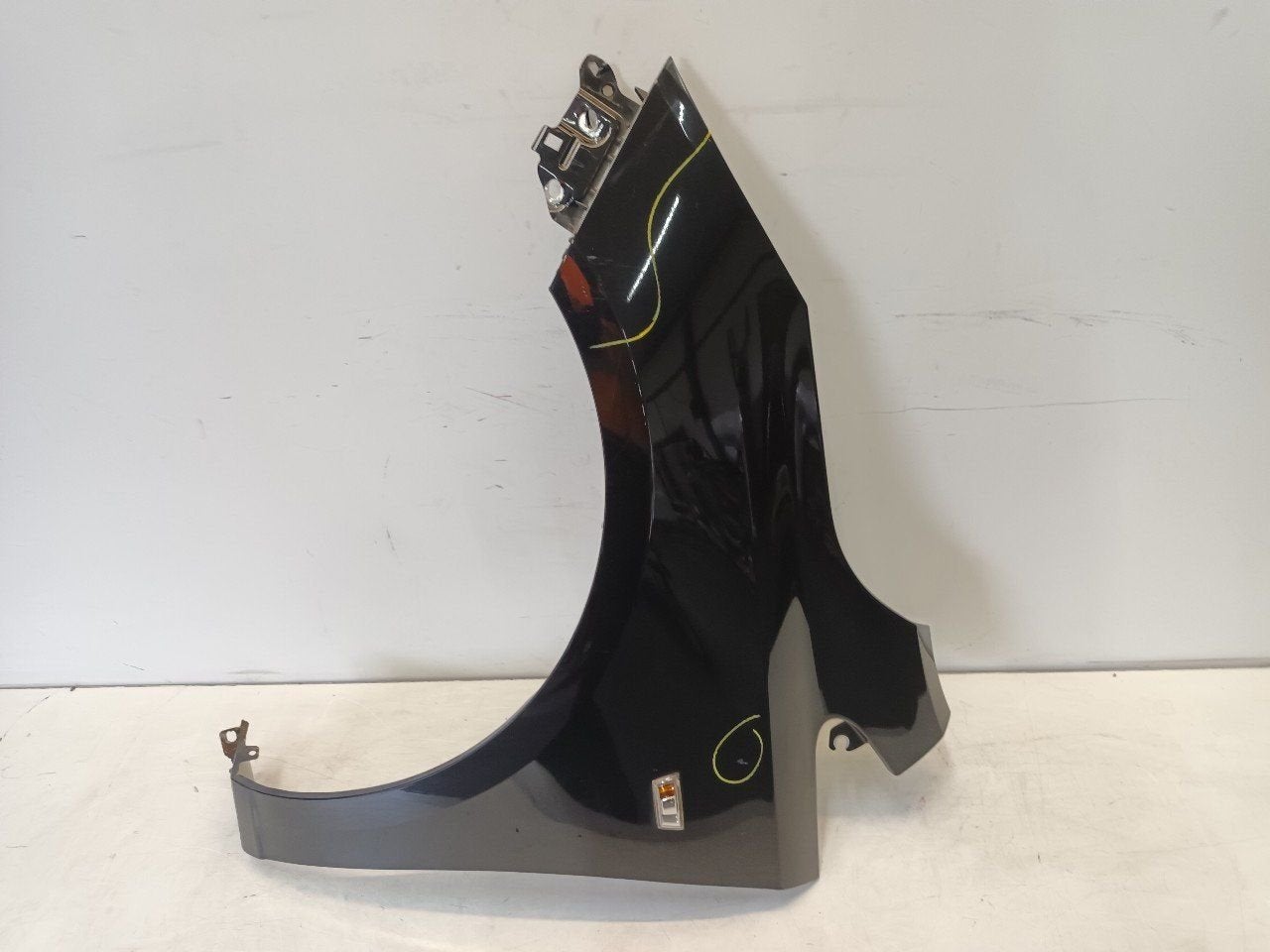Spatbord links voor Opel Corsa, Auto-onderdelen, Onderdelen@venauto.nl, Van der Ven Autorecycling B.V., Gebruikt, Ettenseweg 76, 4706 PB Roosendaal, The Netherlands