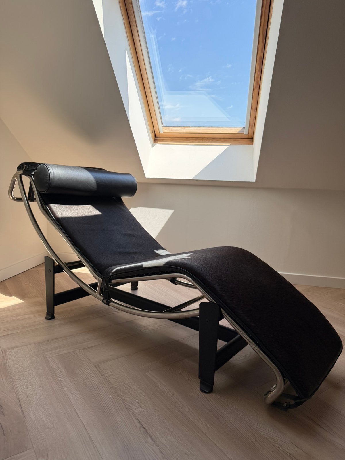 Replica Le Corbusier LC4 chaise longue – koeienleer, Ophalen, Zo goed als nieuw