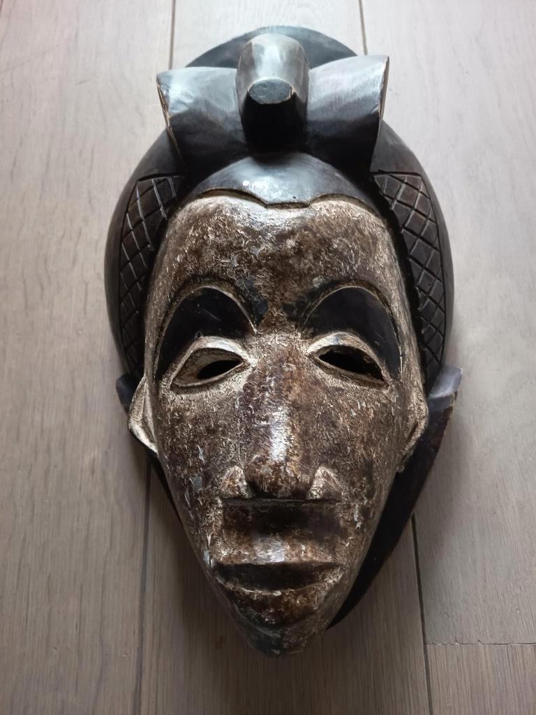 Afrikaans masker, Enlèvement