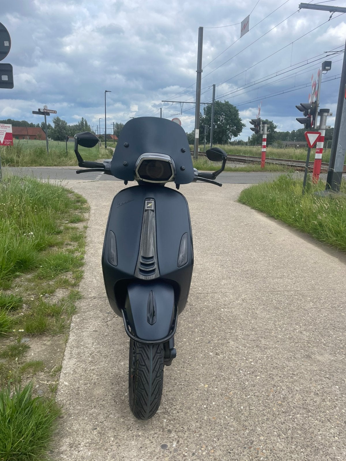Vespa sprint E5 Dark Opaco Blue carbon, Fietsen en Brommers, Scooters | Vespa, Zo goed als nieuw, Ophalen of Verzenden