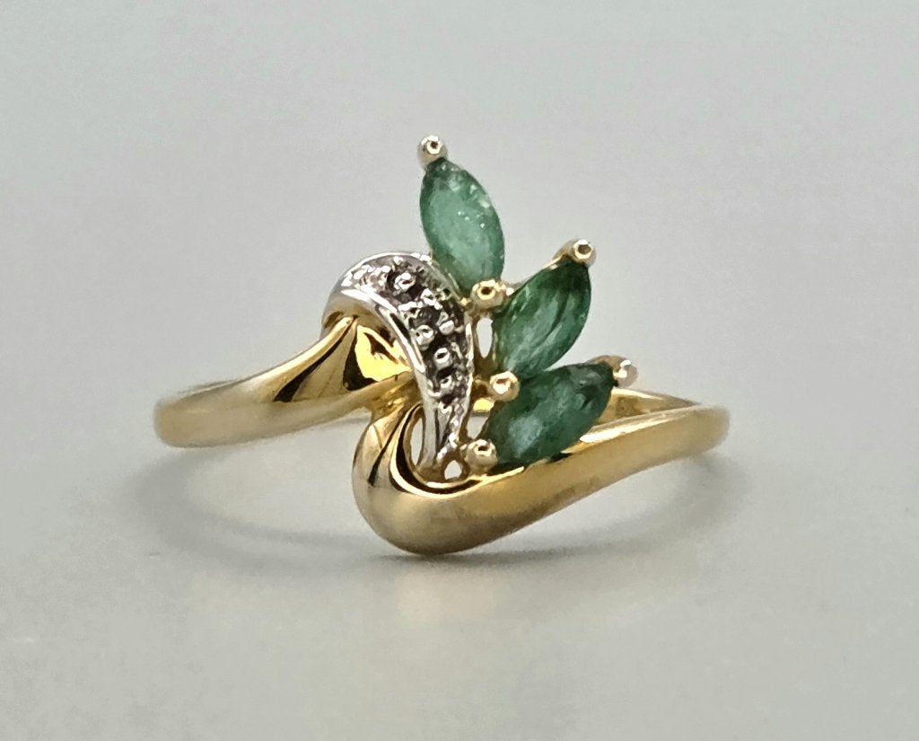 Vintage gouden ring edelsteen smaragd en diamant. 2026/706, Ophalen of Verzenden, Zo goed als nieuw, 17 tot 18, Met edelsteen