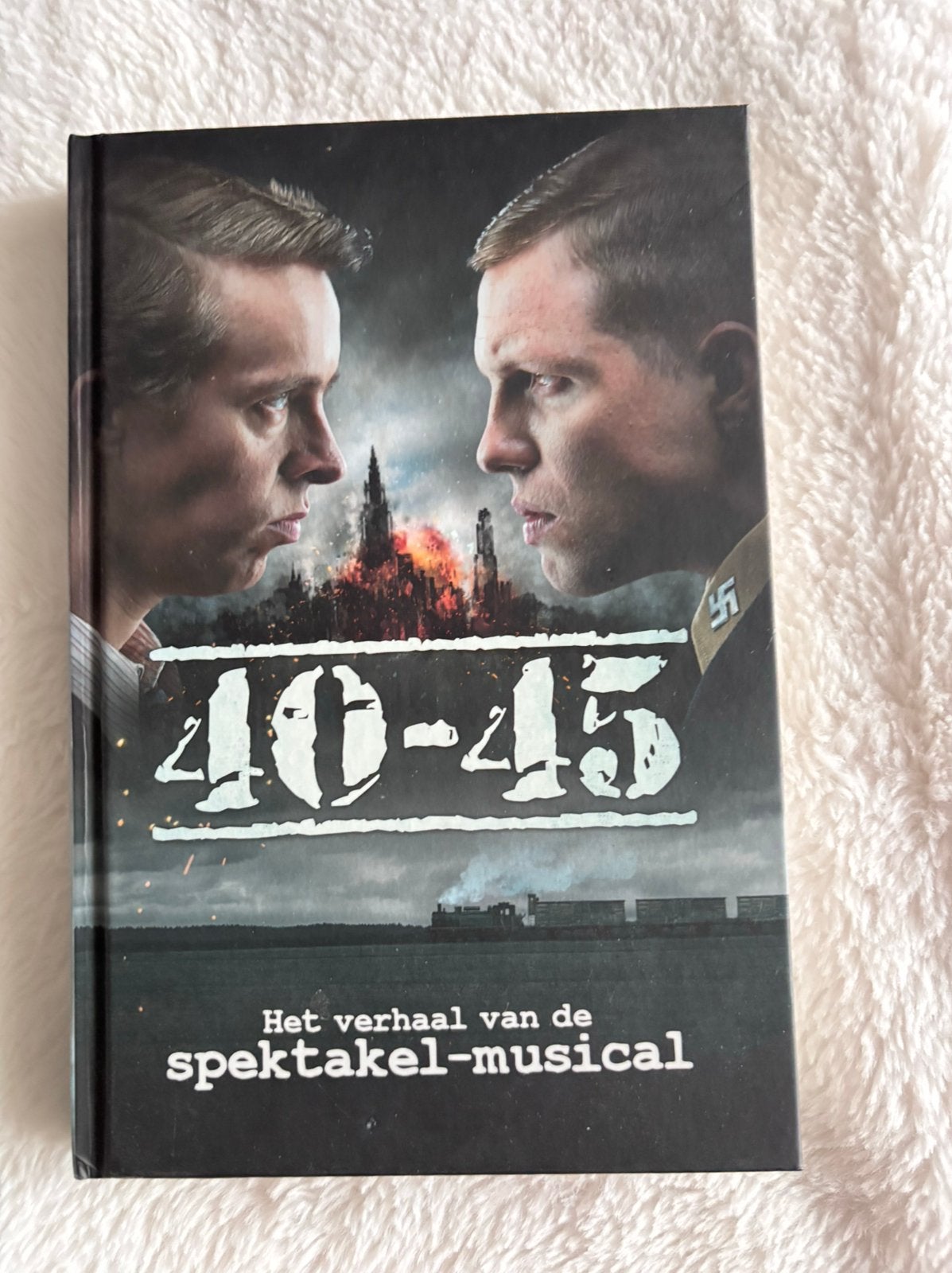 Boek 40-45 : Het verhaal van de Spektakel-musical, Boeken, Ophalen of Verzenden, Nieuw, Ria Maes