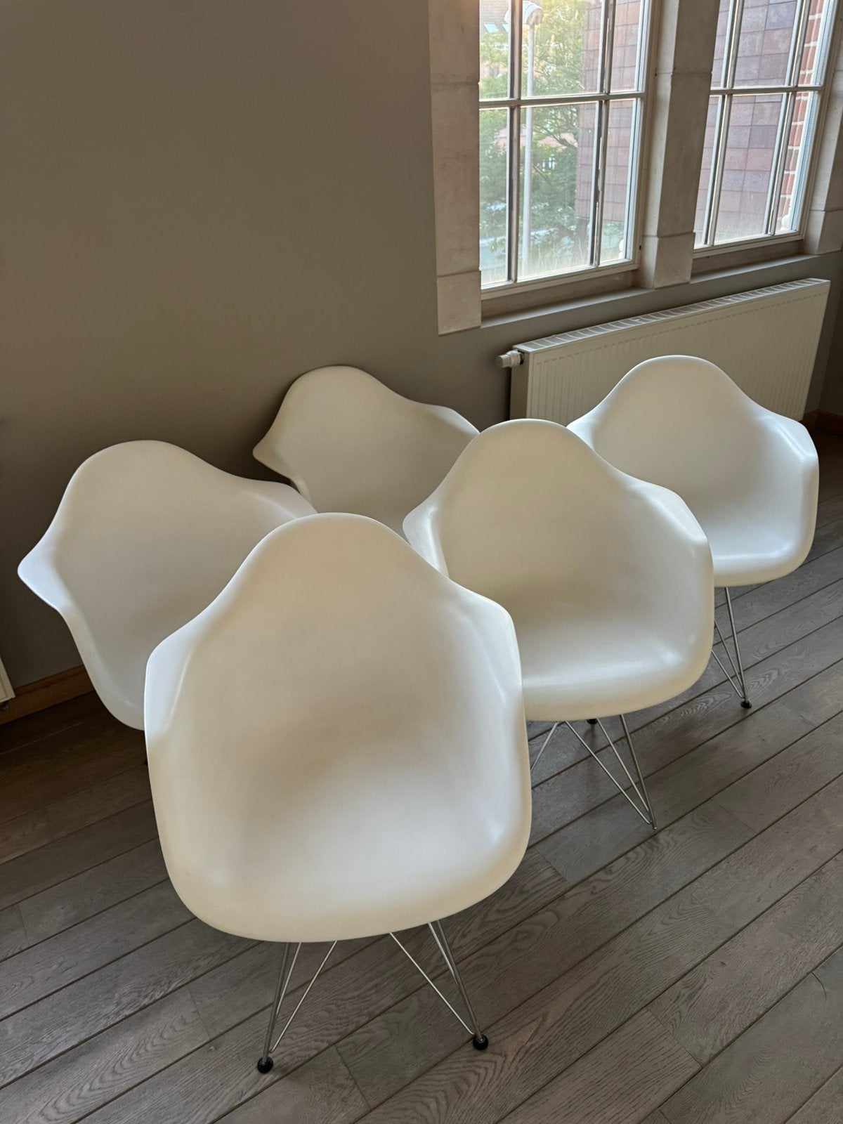 5 Eames-stijl kuipstoelen met armleuningen, Maison & Meubles, Chaises, Métal, Blanc, Enlèvement