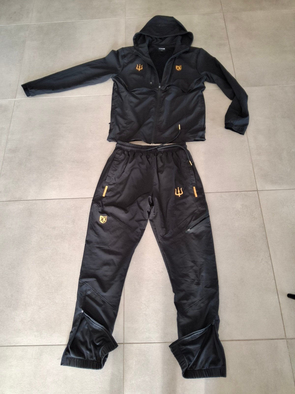 Training pantalon-veste FTKR noir, Vêtements | Hommes, Vêtements de sport, Enlèvement ou Envoi, Général, Comme neuf, Noir