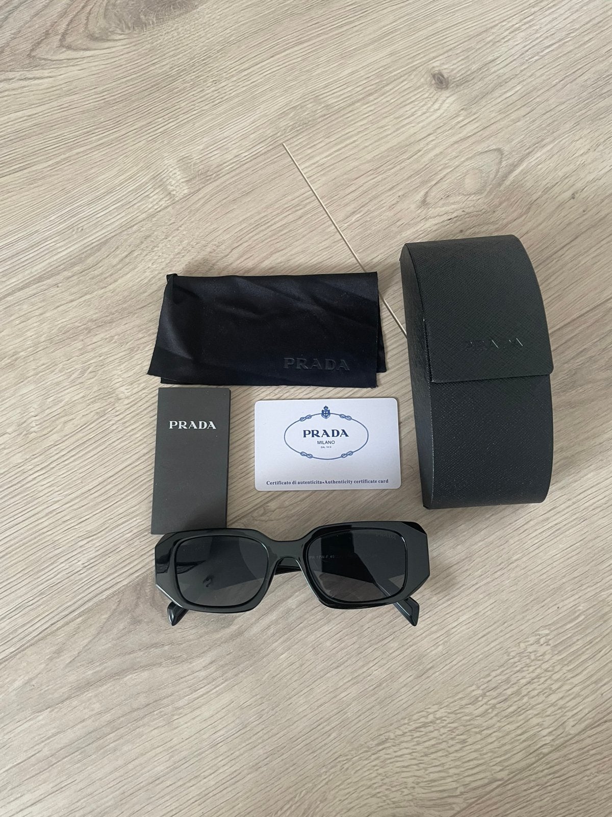 Zwarte Prada zonnebril, Handtassen en Accessoires, Zonnebrillen en Brillen | Dames, Zo goed als nieuw, Bril, Overige merken, Zwart