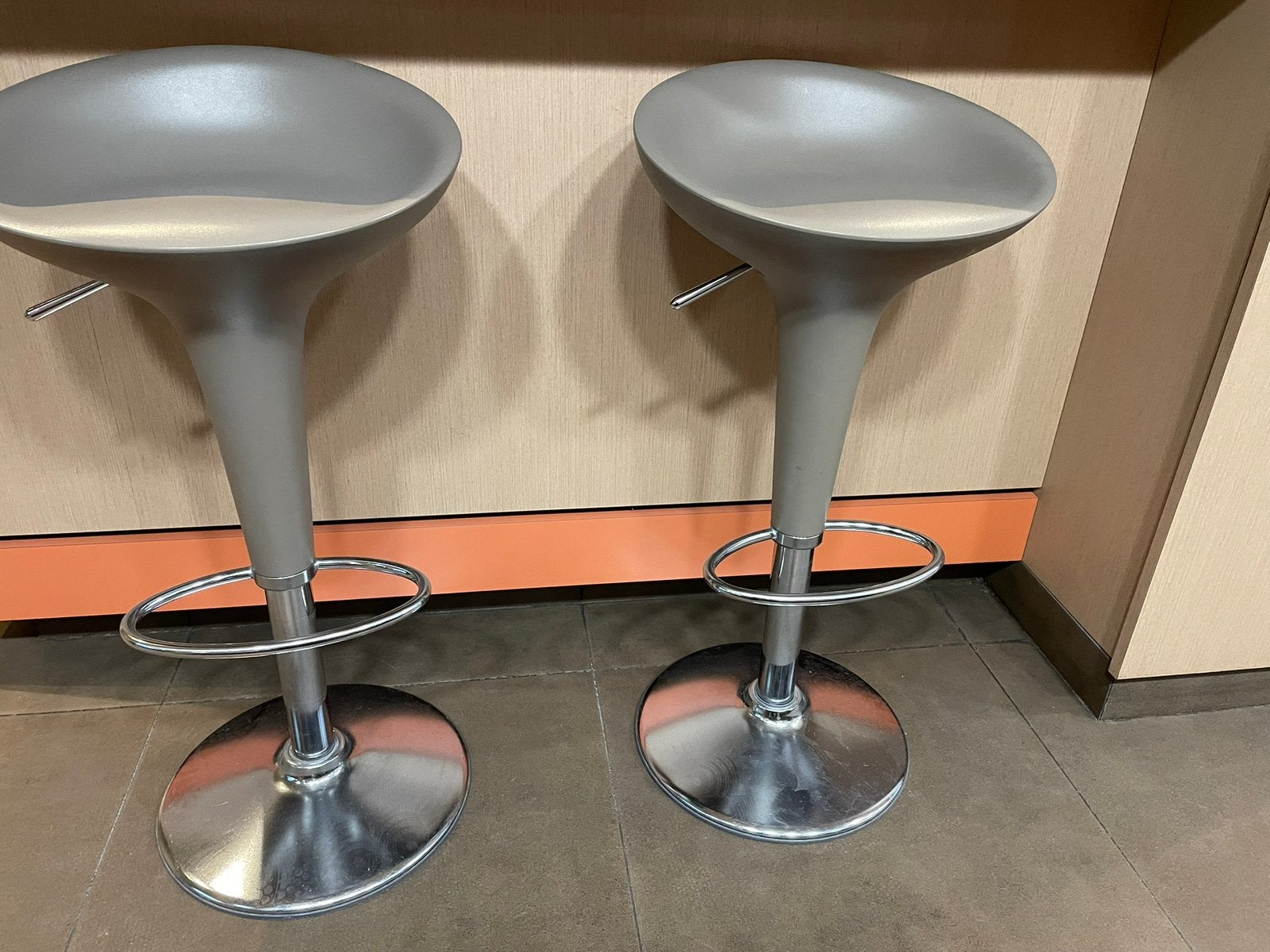 2 tabourets de bar Bombo, Maison & Meubles, Enlèvement, Comme neuf