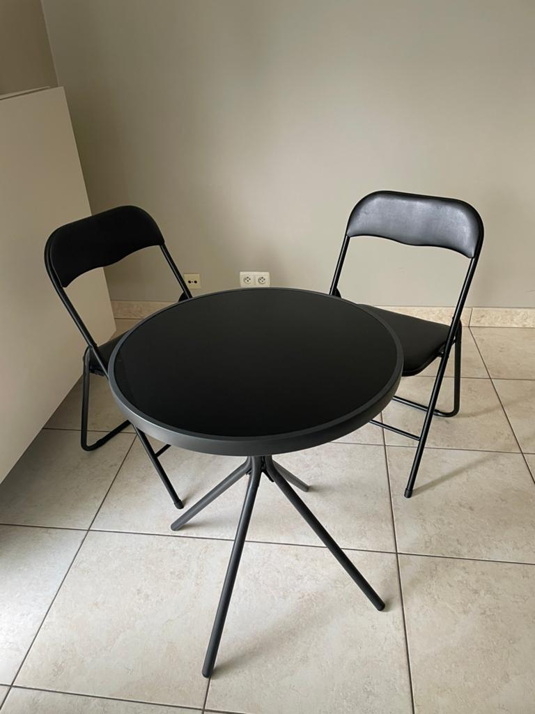 Zwarte bistroset / tuinset – Ronde tafel met 2 klapstoelen, Ophalen, Zo goed als nieuw