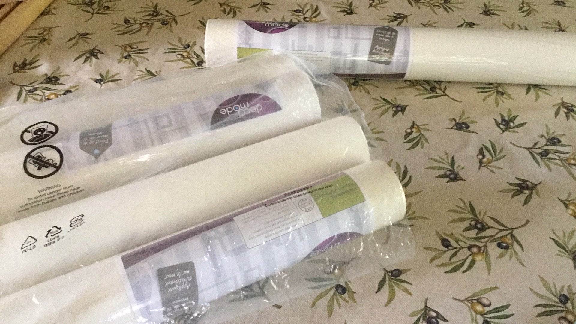 4 nieuwe rollen behang, gebroken wit, Huis en Inrichting, Ophalen, Vliesbehang, Wit