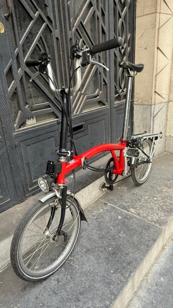 Brompton rouge 6 vitesses M6RN vitesses rack arrière, Vélos & Vélomoteurs, Vitesses, Frein sur jante, Brompton, Comme neuf