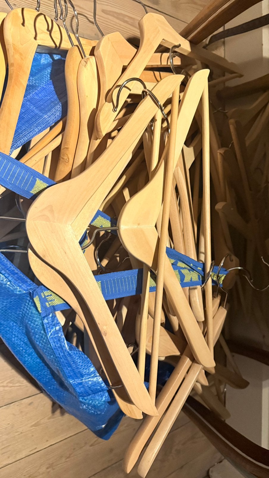 Groot lot natuurhouten kleerhangers +-50 stuks als nieuw., Ophalen, Zo goed als nieuw