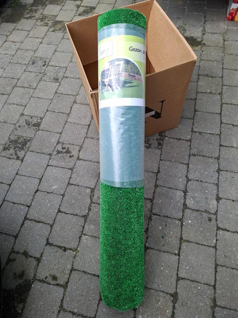 4 Tapis neufs de gazon artificiel.