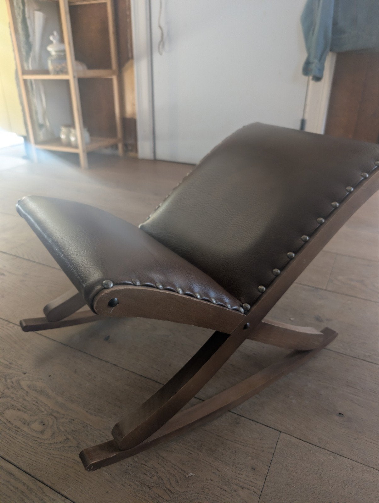 Vintage houten kinderschommelstoel – retro – lederlook, Ophalen, Gebruikt, Stoel