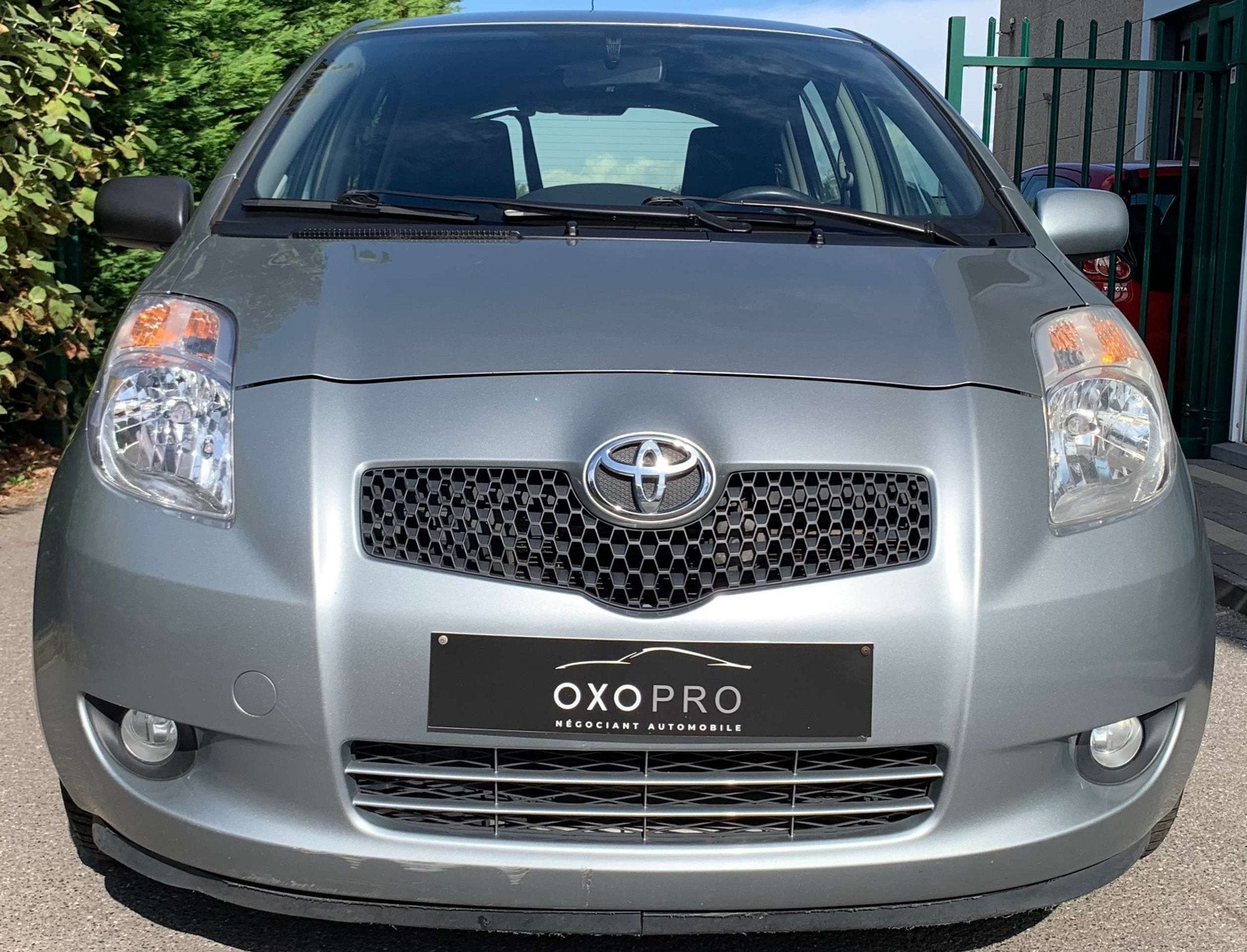 Toyota Yaris 1.3i Essence / 5 Portes / Clim Auto / Jantes Al, Argent ou Gris, 87 ch, Boîte manuelle, 5 portes