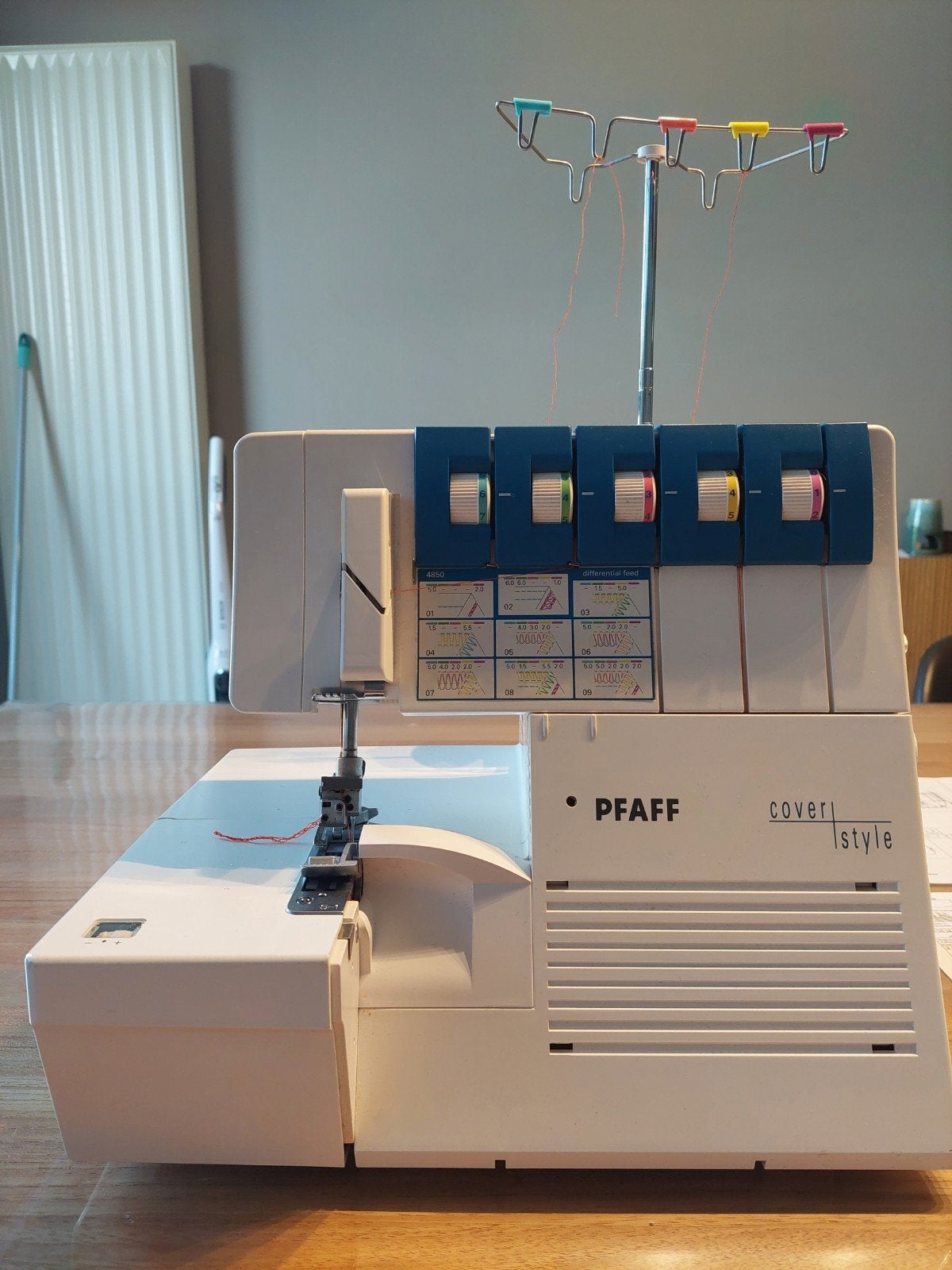 Pfaff combi overlock/coverlock coverstyle 4850, Hobby & Loisirs créatifs, Machines à coudre & Accessoires, Accessoires, Pfaff