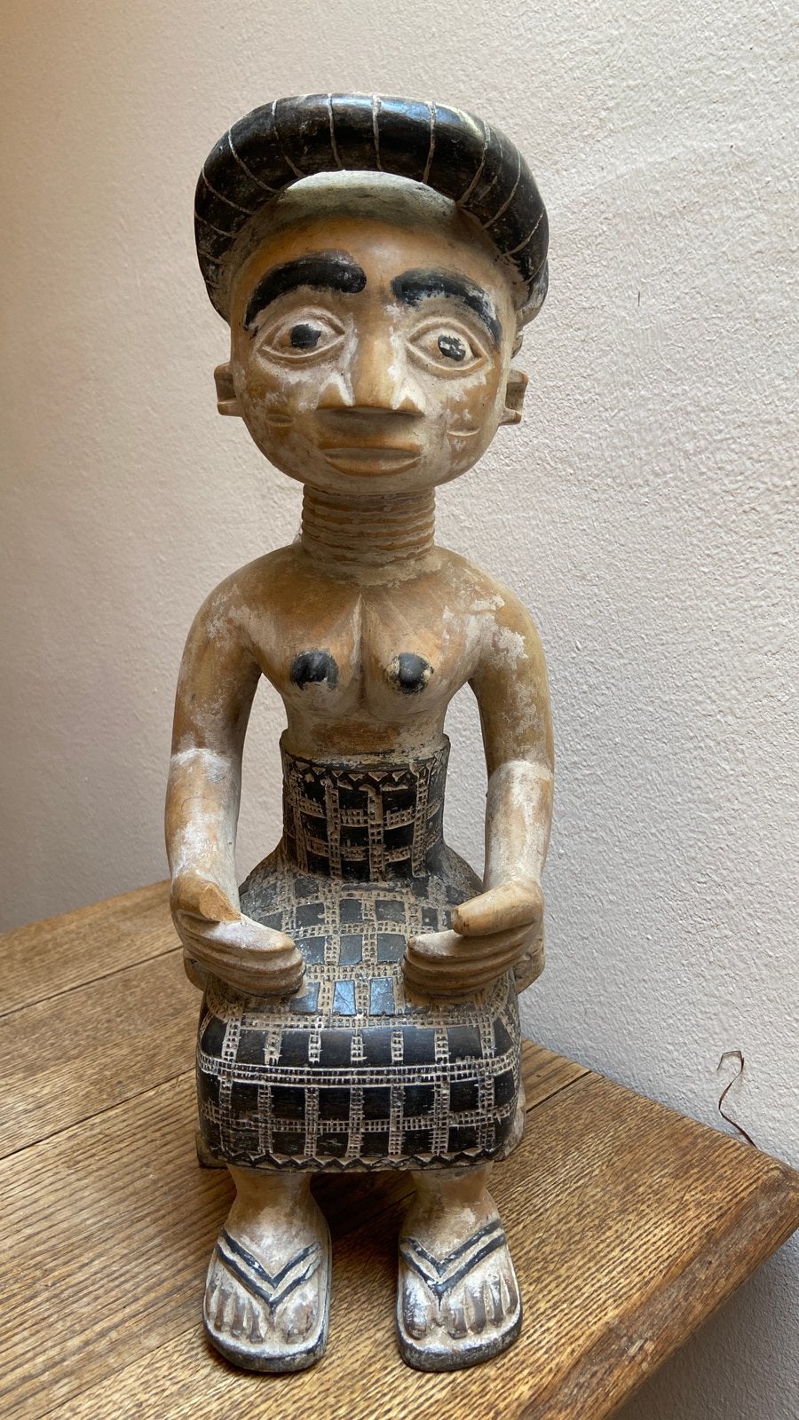 Statuette en bois style colon polychromé du ghana, Enlèvement