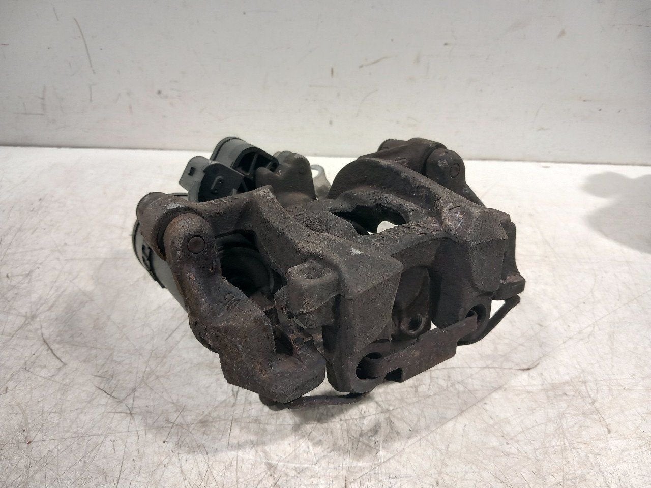 Remklauw rechts achter BMW 2 serie, Onderdelen@venauto.nl, Van der Ven Autorecycling B.V., Ettenseweg 76, 4706 PB Roosendaal, The Netherlands