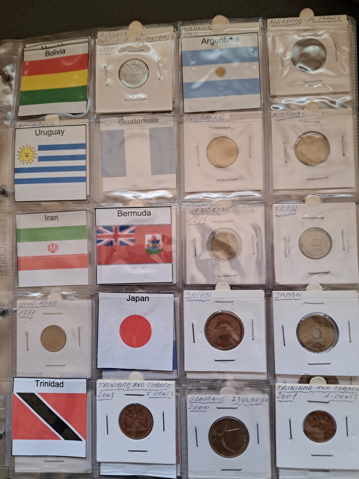 2 mooie albums wereldmunten 500 stuks 250 per album met vlag, Postzegels en Munten, Ophalen, Overige landen