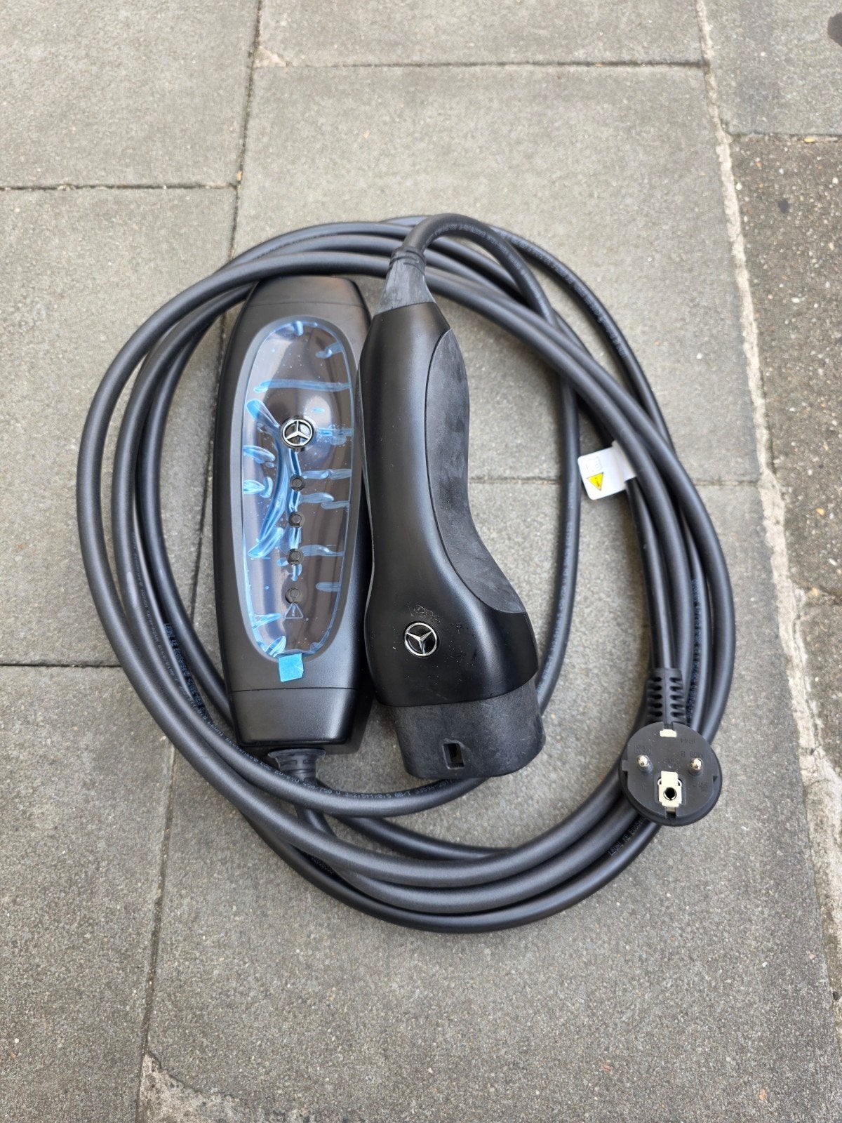 Cable de recharge d origine Mercedes 230v 8ah avec etui Merc