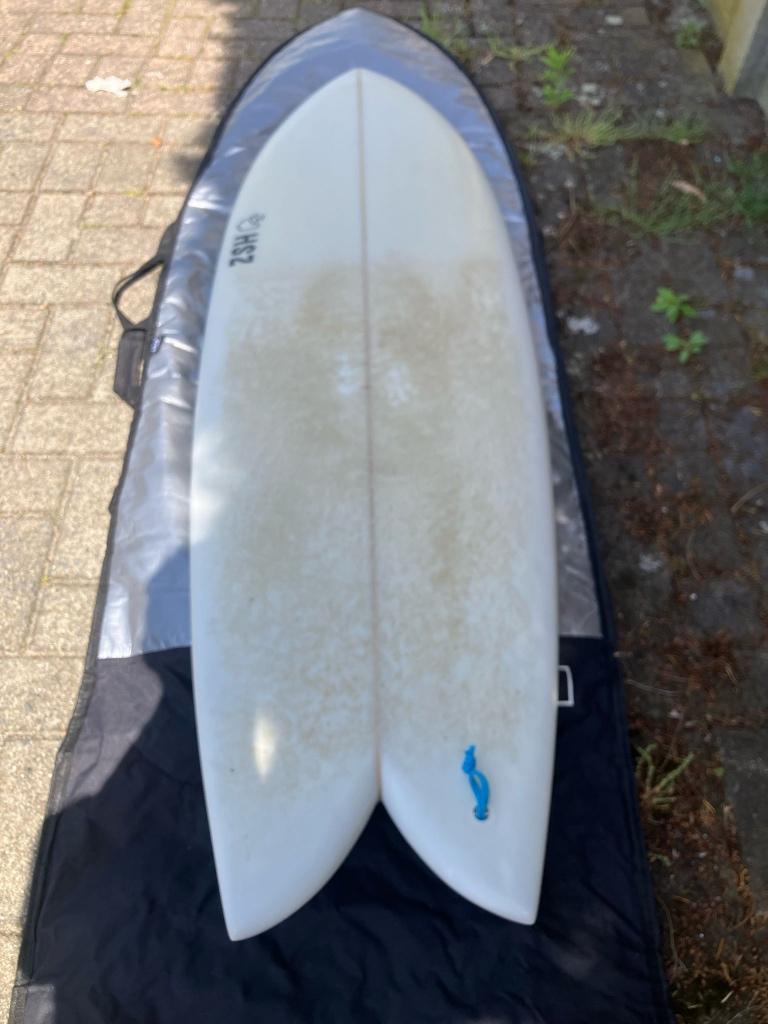Surfplank Fish 5.8 met 36L + zak, Sports nautiques & Bateaux, Planche à voile sur vague, Enlèvement, Comme neuf, Fish, Avec sac de transport