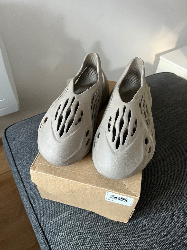 Yeezy foam rnr stone sage taille 441/2, Kleding | Heren, Schoenen, Ophalen of Verzenden, Zo goed als nieuw, Adidas, Sneakers