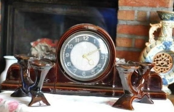 horloge avec bougeoir en faience, Antiquités & Art, Enlèvement ou Envoi