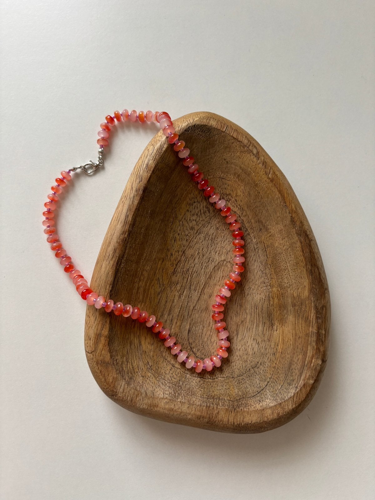 Handmade glassbead necklace red, Bijoux, Sacs & Beauté, Enlèvement ou Envoi, Neuf, Rose, Autres matériaux