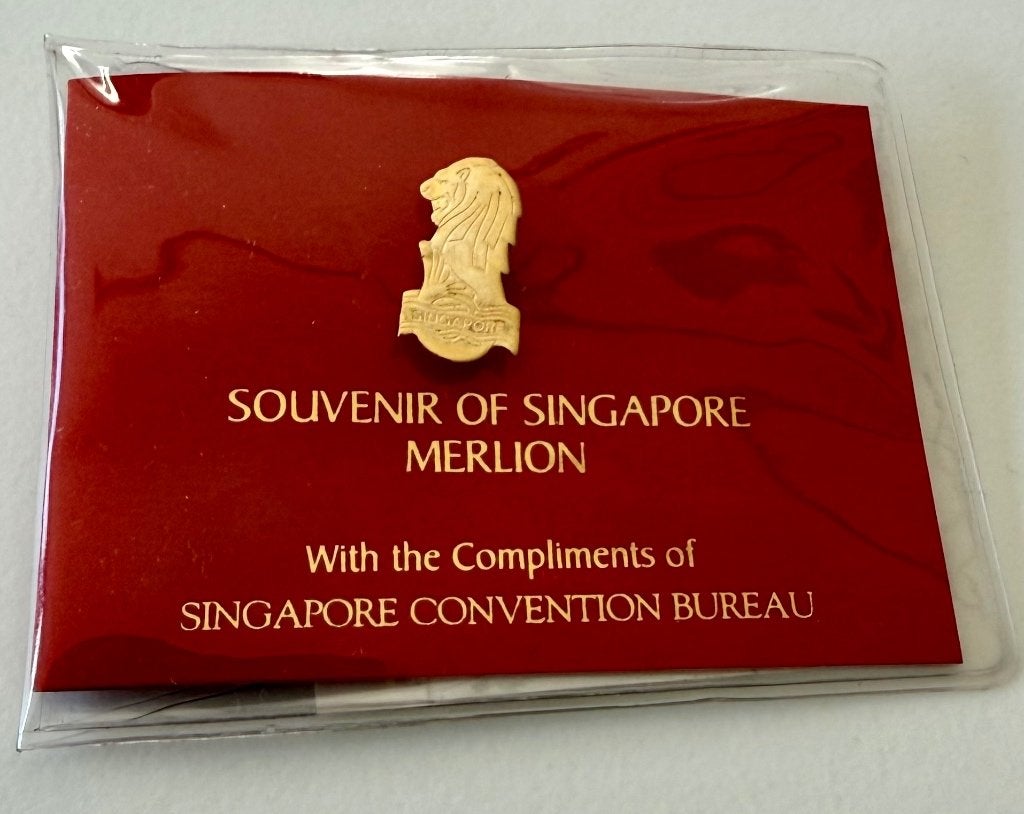 Broche/pins souvenir Merlion Singapour, Antiquités & Art, Enlèvement ou Envoi
