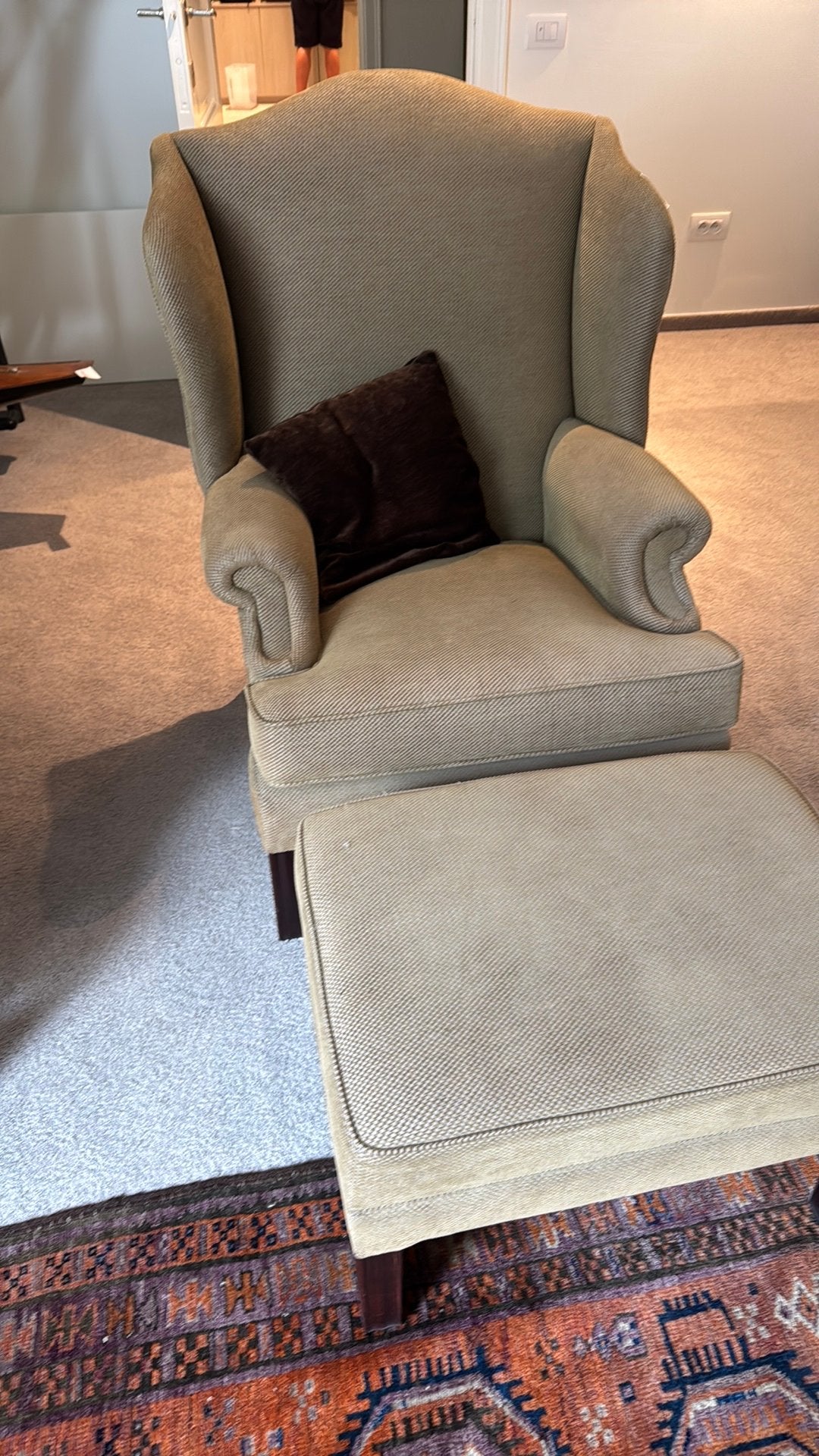 Zeer mooie engelse wingchair zetel met pouf, Ophalen, Zo goed als nieuw