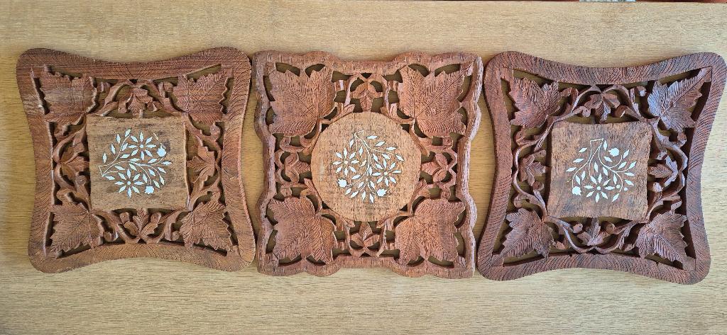 3 houten gesculpteerde borden (onderzetters), Antiek en Kunst, Curiosa en Brocante, Ophalen