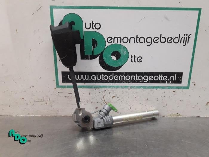 Tendeur de ceinture droit d'un Opel Corsa (Corsa D 07-), -, Opel, 3 mois de garantie, Utilisé