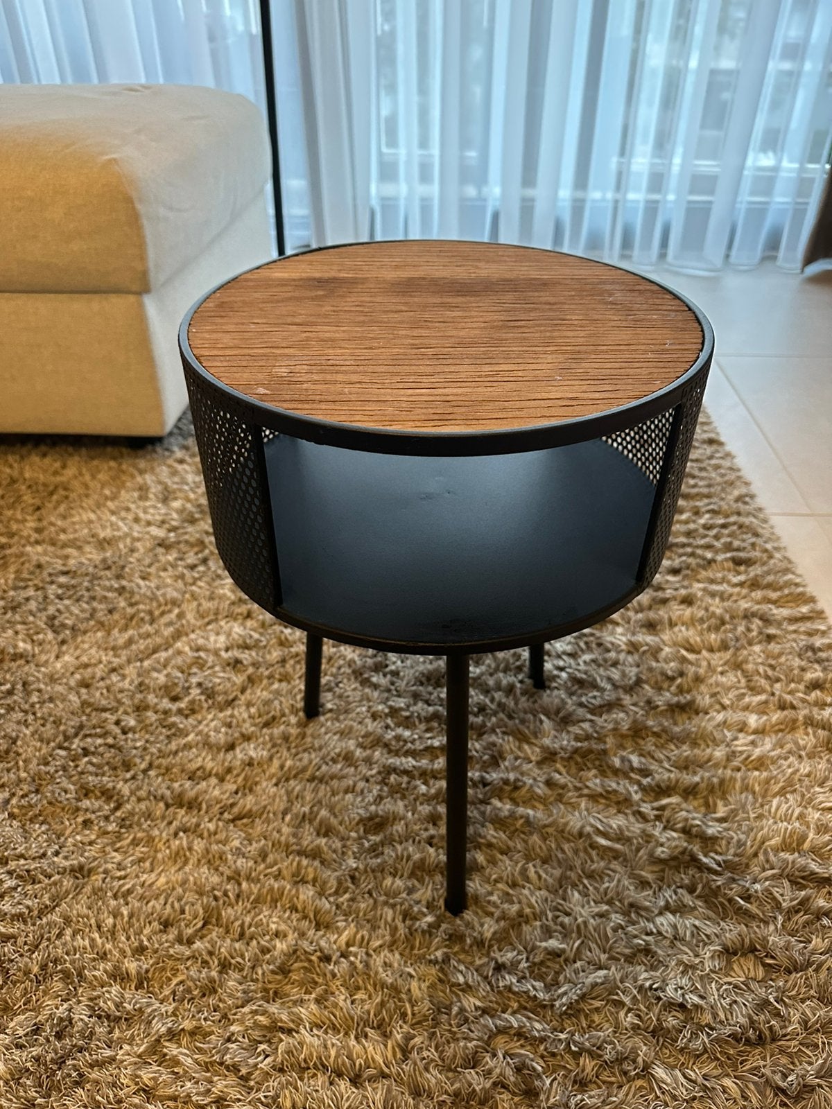 Elegante zwarte nachtkastje met houten afwerking, Enlèvement, Utilisé, Moins de 45 cm, Moins de 55 cm
