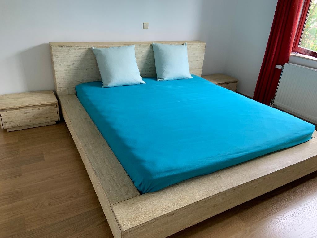 Tweepersoonsbed met twee nachtkastjes — Scandinavische stijl, Huis en Inrichting, Slaapkamer | Bedden, Ophalen, Overige materialen