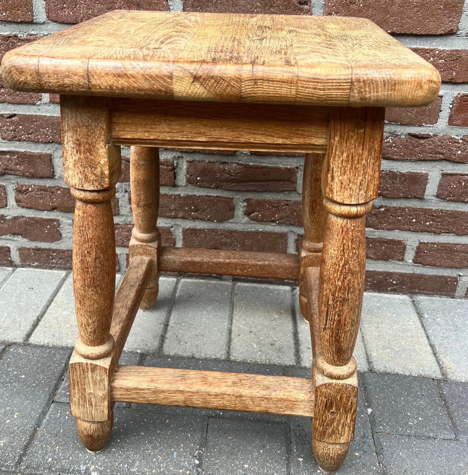 Stoeltje/ bijzettafeltje in volle eik vierkant L 34, Moins de 55 cm, Enlèvement, Utilisé, Bois