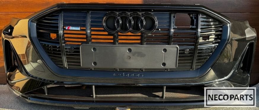 AUDI E-TRON VOORBUMPER ORIGINEEL COMPLEET ALLES LEVERBAAR!!!, Gebruikt, -, Voor, -