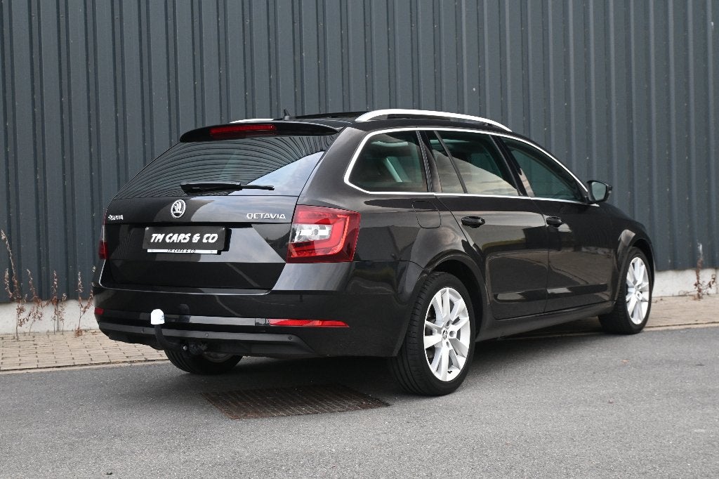 Skoda Octavia 2.0TDI Pano, Acc, Carplay, Keyless, Trekh, Voorwielaandrijving, Stof, 4 cilinders, Zwart