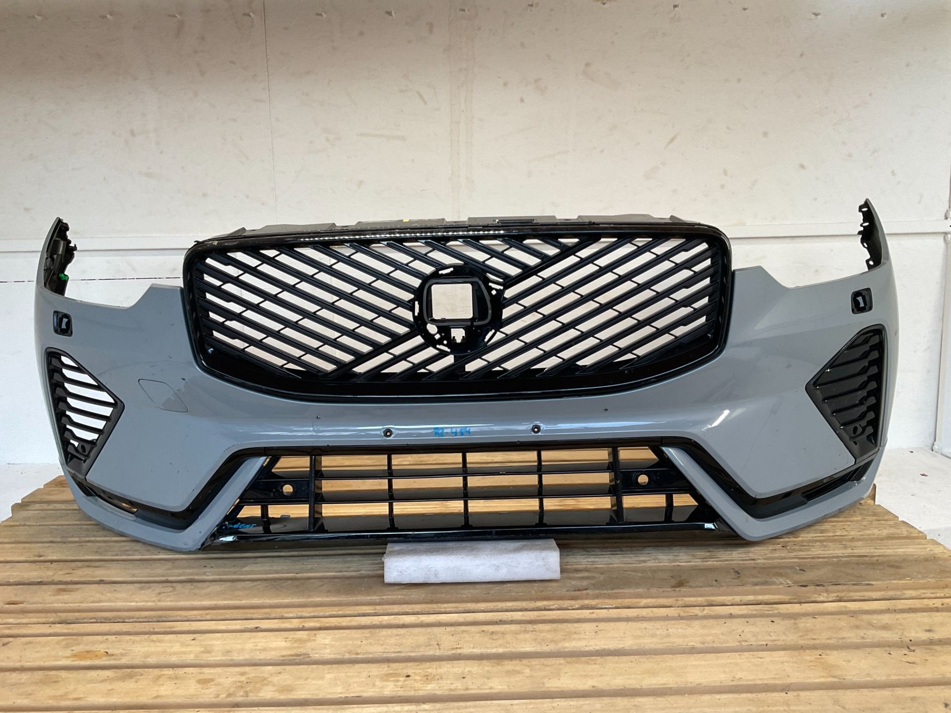 Pare-chocs Volvo XC60 XC-60 R-Design RDesign 32234958 Grille, Gunnar Engellaus vag 8
405 31  Gothenburg, SE, Pare-chocs, Info@volvocars.com