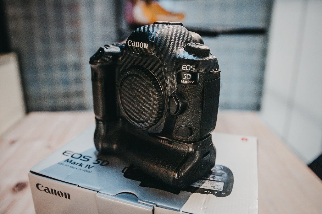 Canon EOS 5D Mark IV + battery grip, TV, Hi-fi & Vidéo, Canon, Comme neuf, Enlèvement, Sangle de transport
