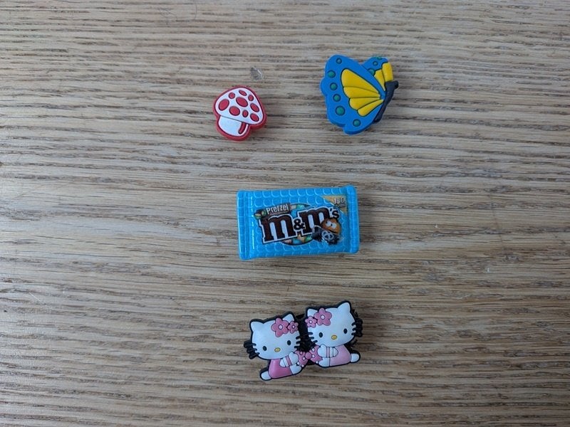 accessoires : pins Crocs Hello Kitty et papillon et M&Ms, Enlèvement, Utilisé