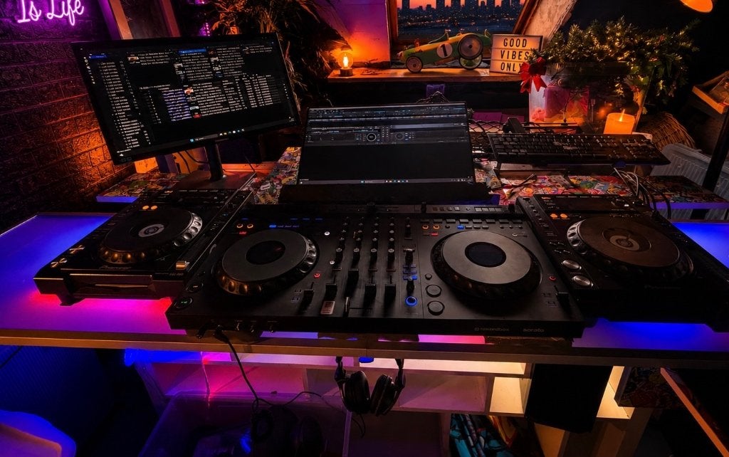 DJ uitrusting, DJ