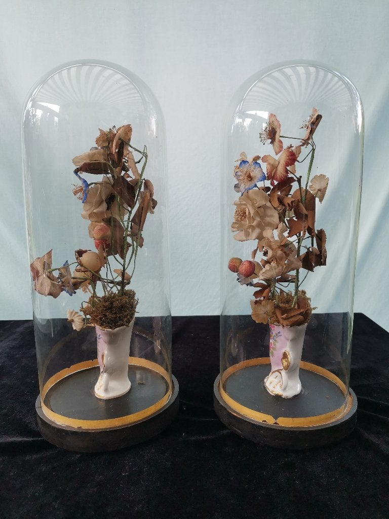 2 Antieke Glazen Stolpen met Handgemaakte Bloemen in vaasje, Gebruikt, 16 cm, Ophalen of Verzenden, Handgemaakt