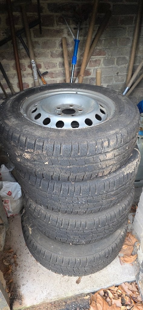 pneus sur jante en tole 205X65XR16C très bon état, Auto-onderdelen, Banden en Velgen, Ophalen, Bestelwagen, 16 inch, Nieuw